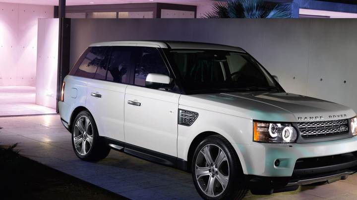 2010 Range Rover Sport Side Pose In White